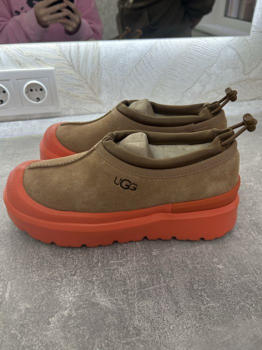 Ugg з яскравою підошвою