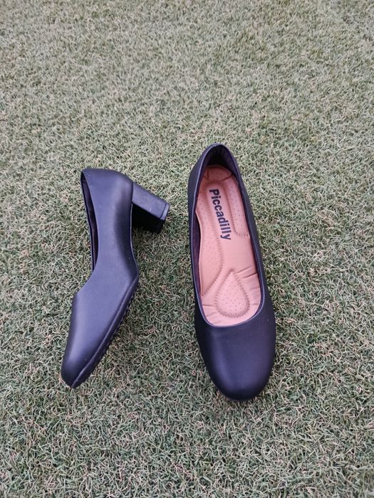 Sapatos de Salto Piccadilly Pretos – Tamanho 35 – Bom Estado