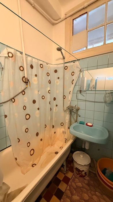 В продажі 2 кімнатна квартира в Центрі,  Сталінка