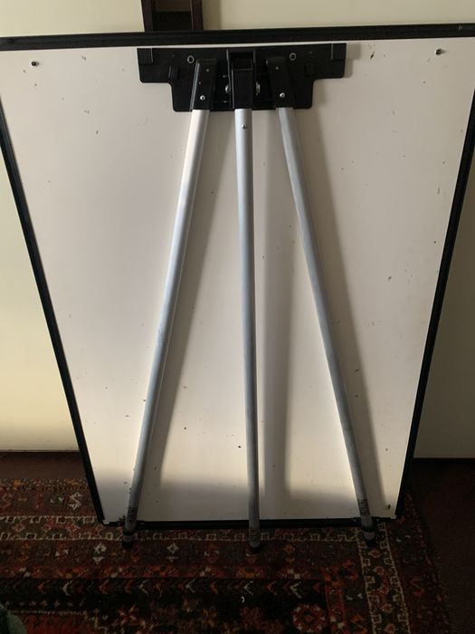 Quadro branco magnético com tripé, muito bem conservado.