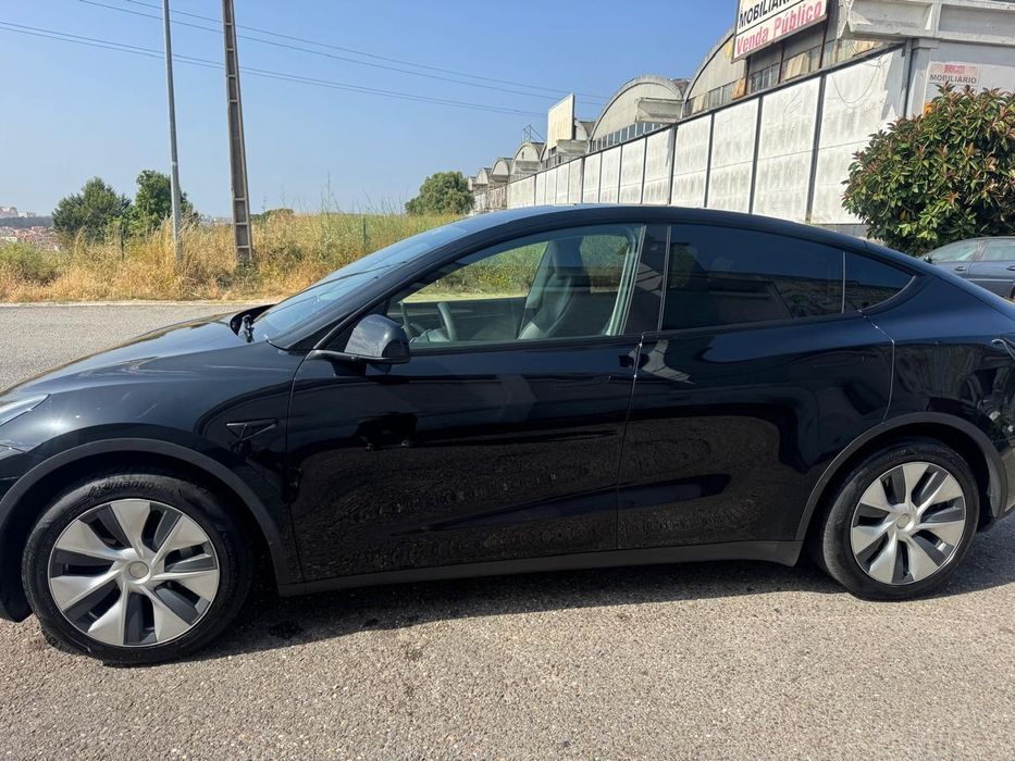 Tesla model y standard range