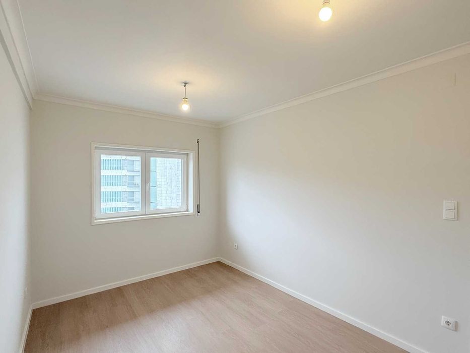 Apartamento com 2 quartos no Fluvial a 100m do Douro, com varanda.