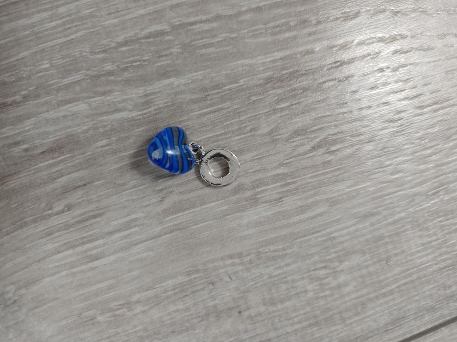 Serduszko charms niebieskie