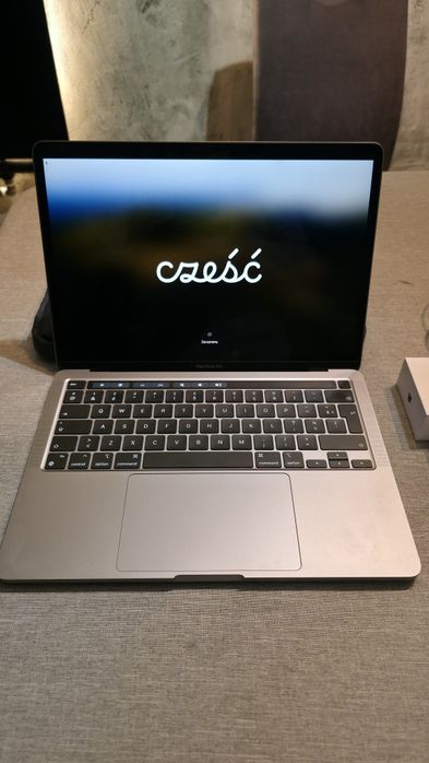 MacBook Pro 13” 2022 – mało używany + myszka Apple + etui
MacBook Pro
