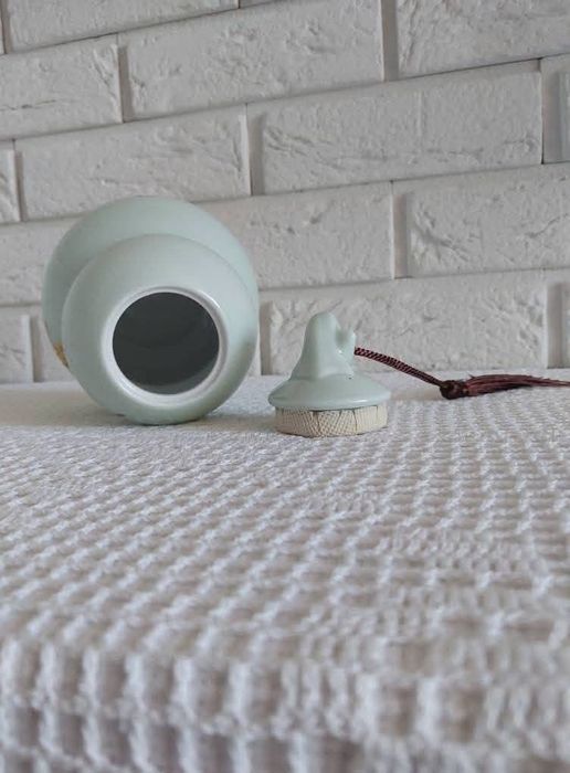 Ceramiczny pojemnik z chwostem.