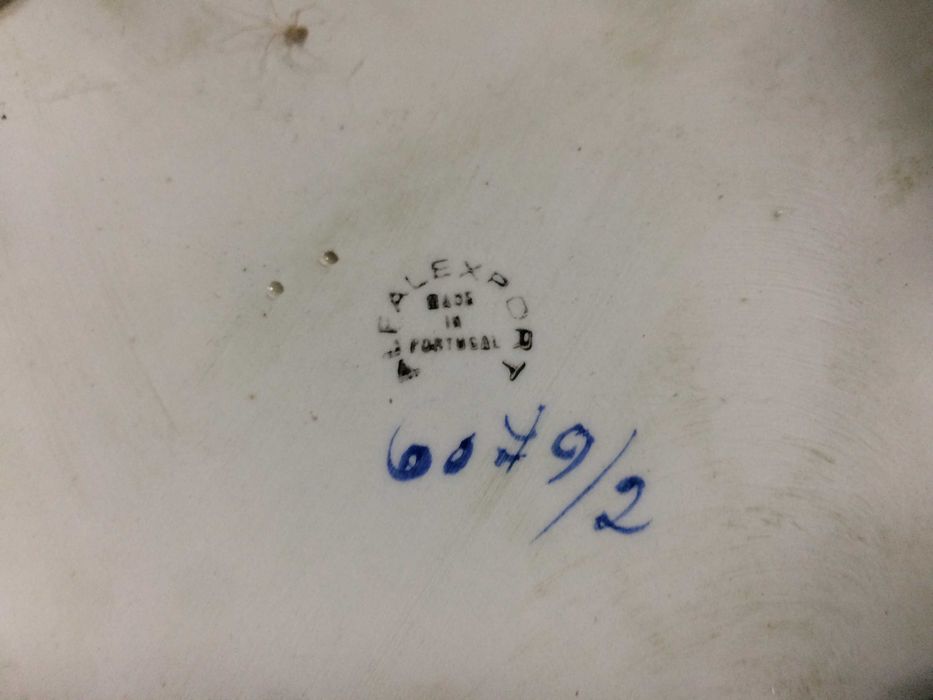 Jarrão Antigo em Faiança Alfalexport pintado à mão  e trabalhado.