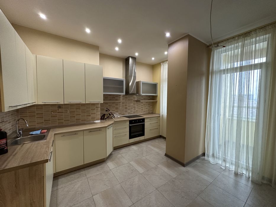 Продажа 2 ком с ремонтом в центре Киева .