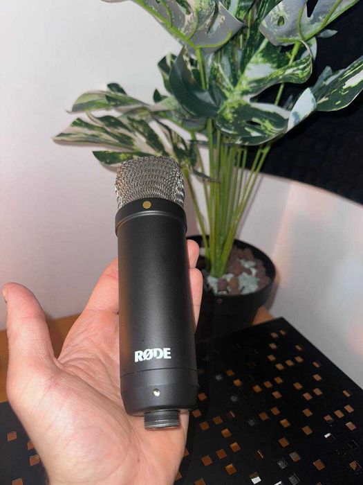 RØDE NT1 - 550 zł Arturia MiniFuse 2  - 550  Beyerdynamic DT 770 Pro  -450 zł