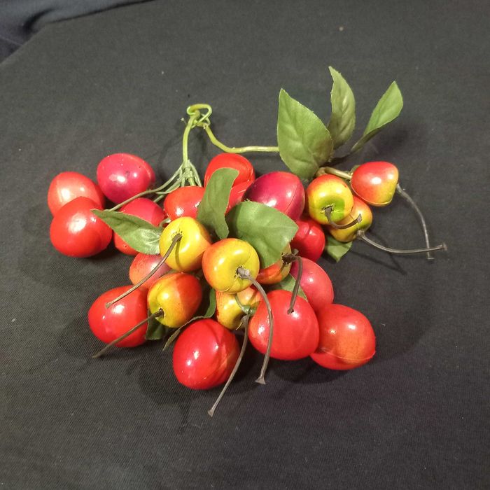 Cerejas em plástico