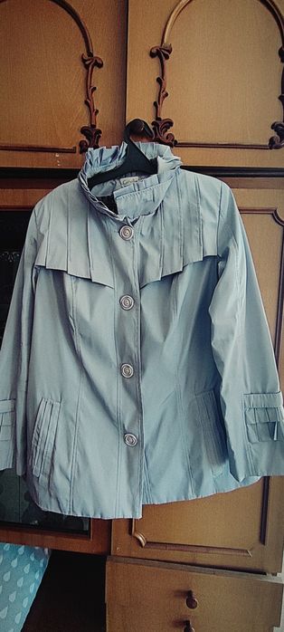 Модна куртка сірого відтінку