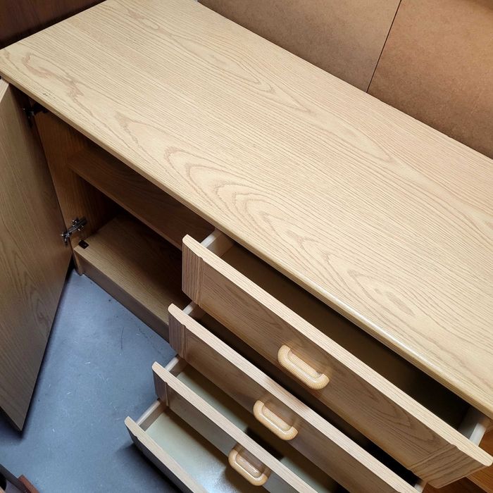 Pojemna komoda w dobrym stanie. Możliwy transport