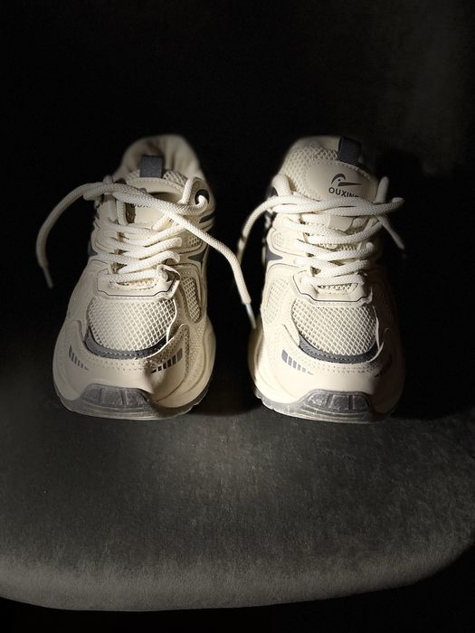 Кросівки жіночі.