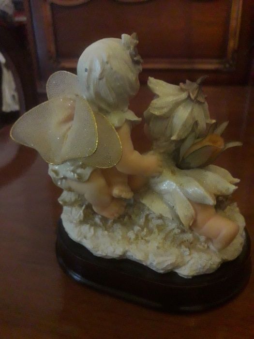 Conjunto d/4 anjos cada 2 juntos no respectivo suporte em madeira