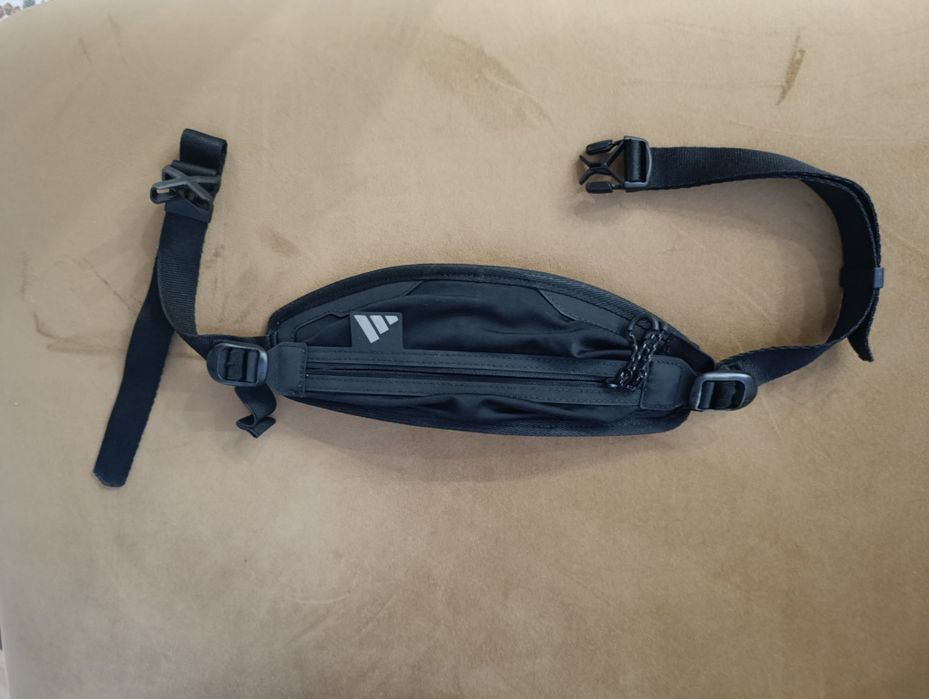Bolsa desportiva Adidas orignal para treino ou corrida! Está em ótimo