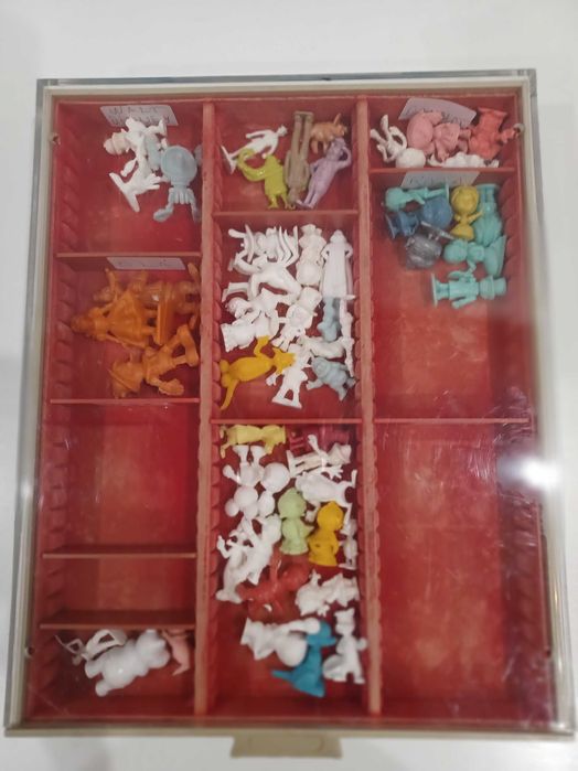 Vários Bonecos em PVC