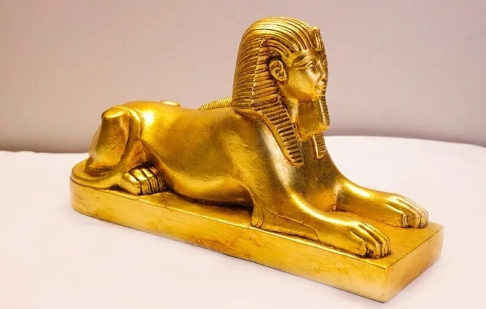 Estátua dourada da Esfinge do Egipto