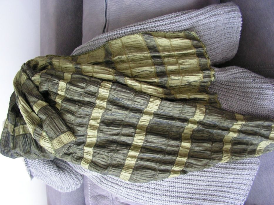 Szal krepowany w oliwkowych odcieniach zieleni