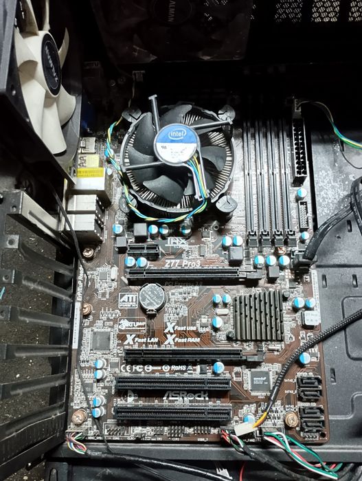 PC torre com disco e borde