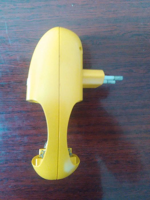 Зарядное устройство VARTA - для аккумуляторных батареек .