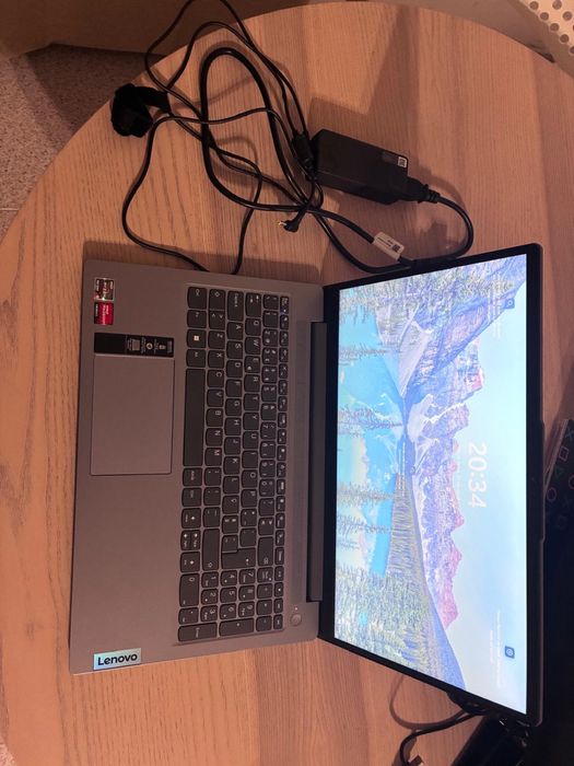 Portátil LENOVO IdeaPad Slim 3 15AMN8-827 (15,6" - AMD Ryzen 5 7520U - RAM: 16 GB