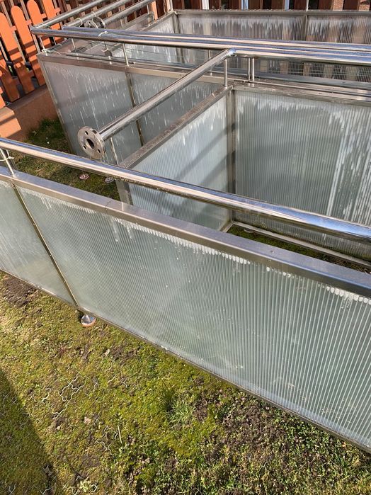 Balkony i balustrady ze stali nierdzewnej.