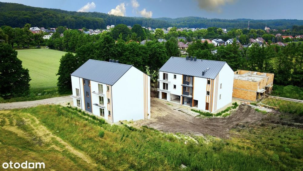 Komórka lokatorska|balkon|Miejsce postojowe przypisane do lokalu.Reda