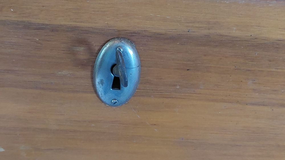 Vintage- Comoda com 4 gavetas
