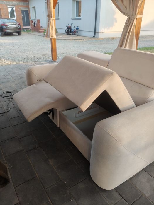 Sofa z funkcją relaksu – elektrycznie wysuwane siedzisko | USB | Pojemnik | NOWA
