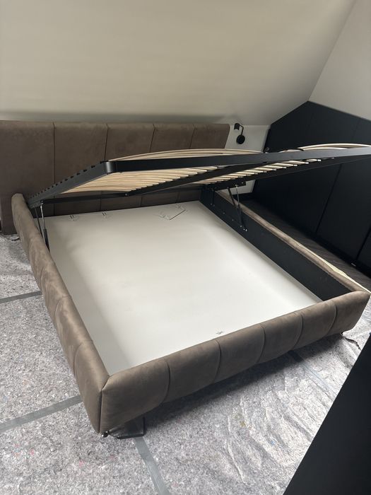 Piekne lozko sypialniane z pojemnikoem