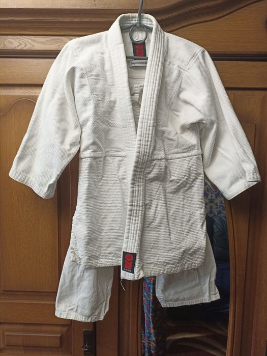 Плотно кимоно Essimo для дзюдо с штанами и поясом рост 140-150