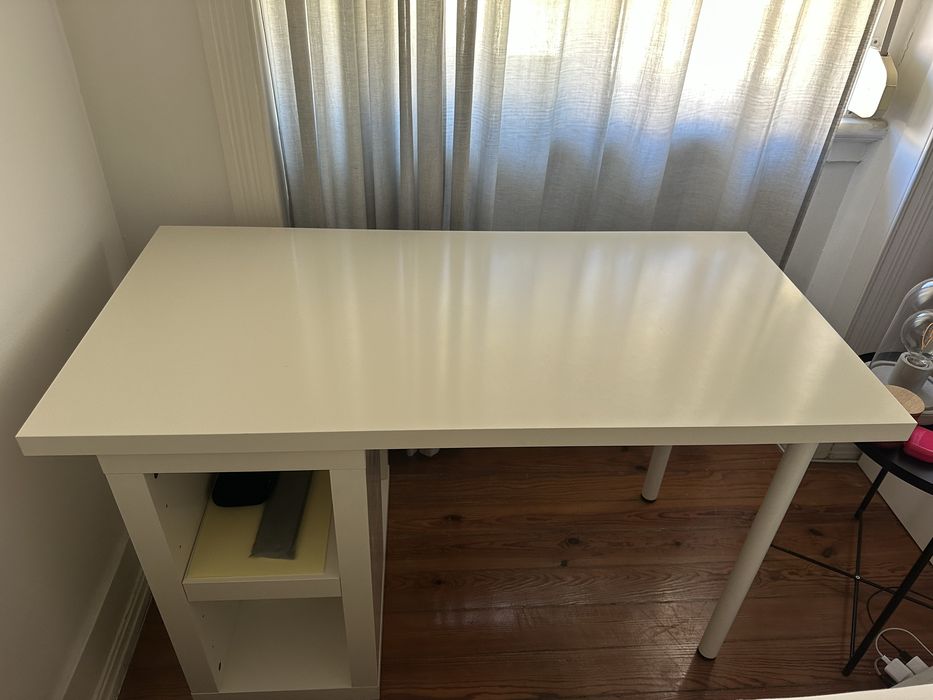 Secretária branca com módulo do IKEA
