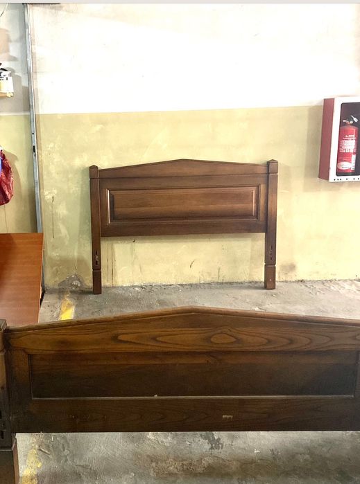 Cama casal madeira maciça + mesinha cabeceira