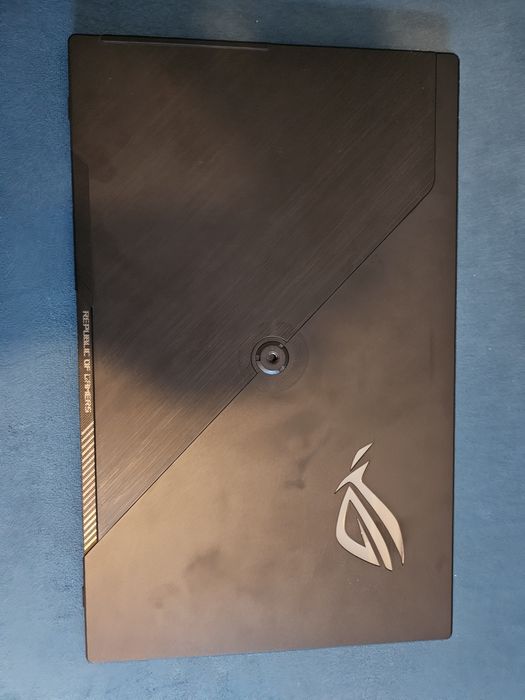 Portable gaming monitor ASUS ROG Strix XG16AHP with accessories