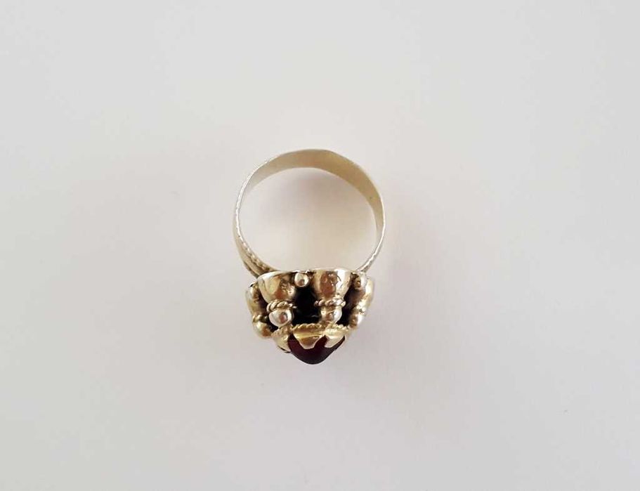 Srebrny pierścień z ozdobą stroju szlacheckiego z XVII wieku