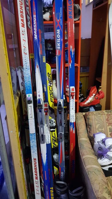 Narty biegowe i zjazdowe, buty narciarskie, kaski