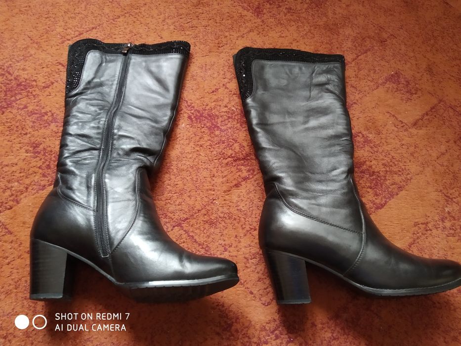 Продам женские зимние кожаные сапожки чёрного цвета.