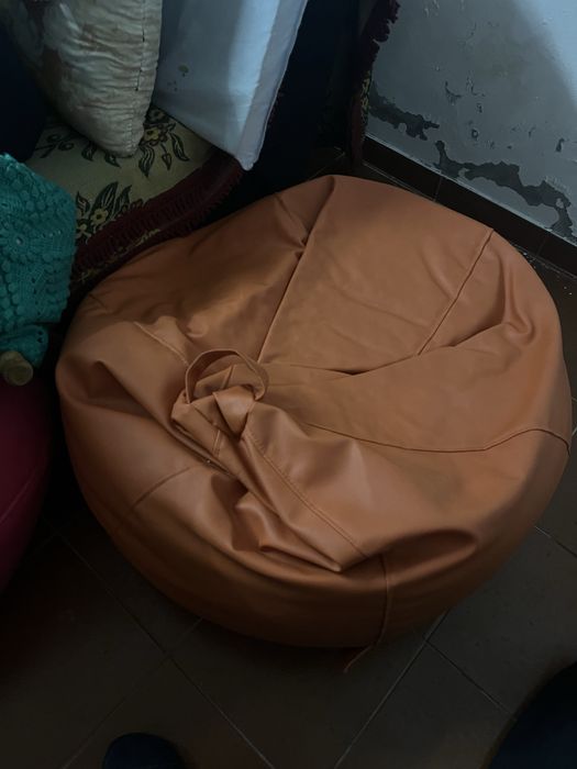 Puff laranja em bom estado