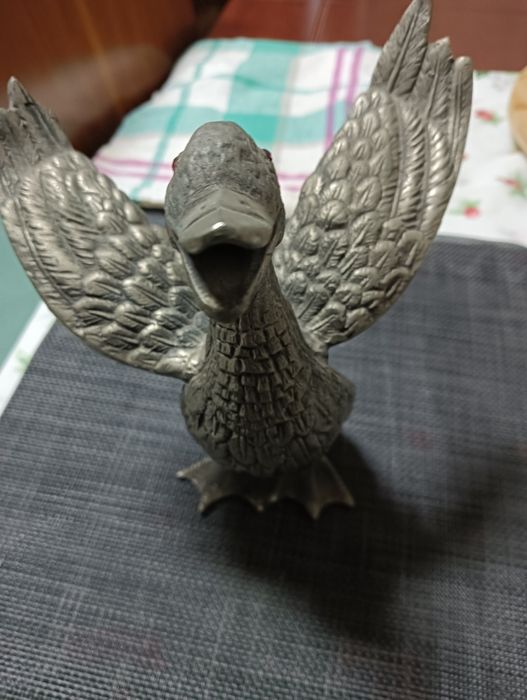 Estátua de pato em metal