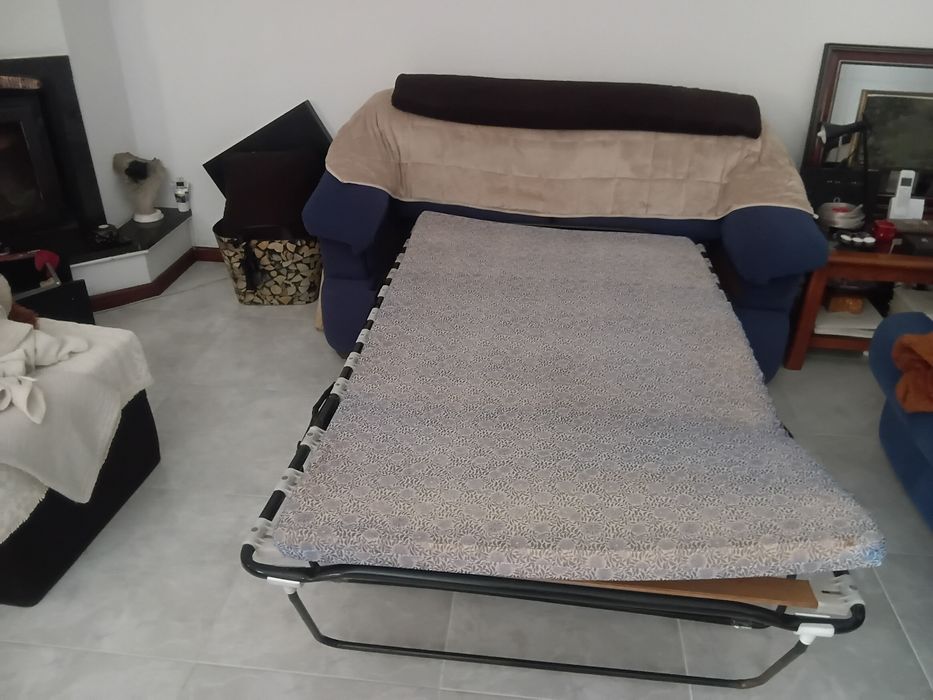 SOFÁS DE 2 E DE 3 Lugares  Com Boa Extrutura e Bem  Conservados.