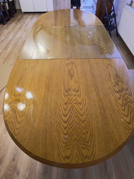 Stół rozkładany z krzesłami