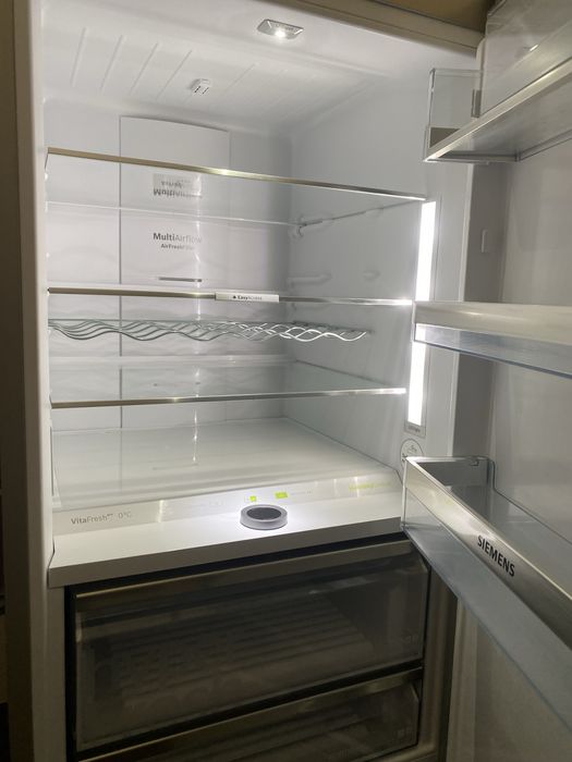 Холодильник Siemens чорне скло