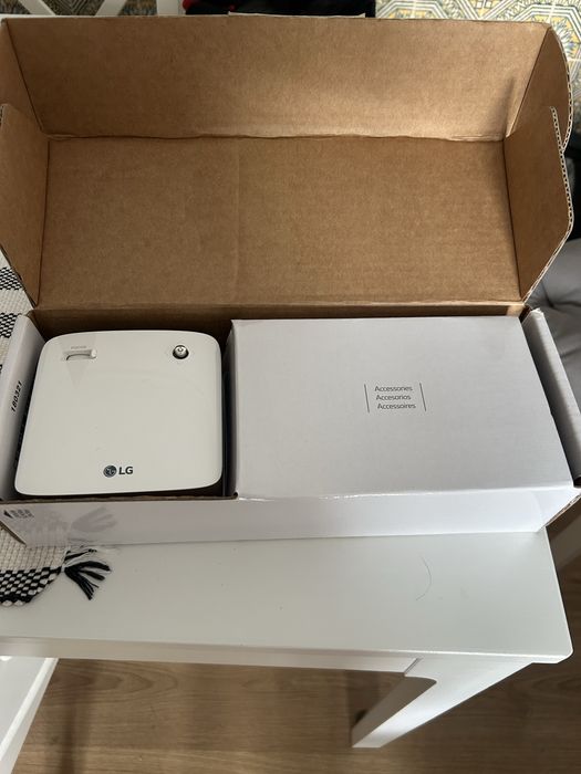 Projetor LG MiniBeam PH150G com caixa, comando e acessórios
