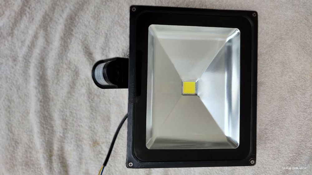Lampa LED z czujnikiem ruchu
