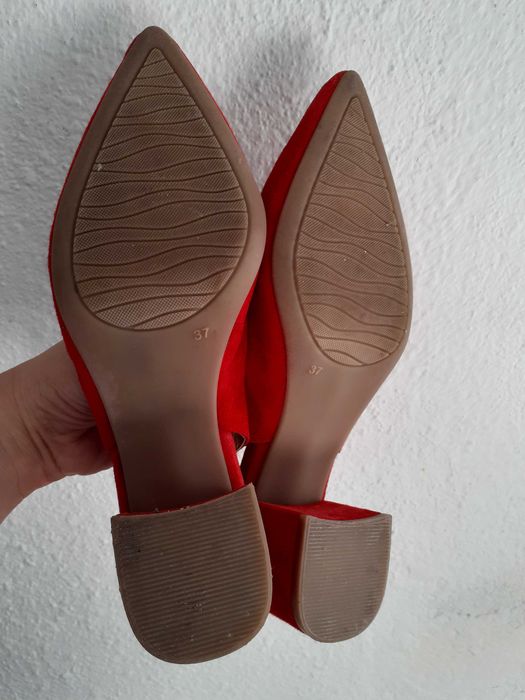 Sapatos camurça vermelhos presilha calcanhar 37