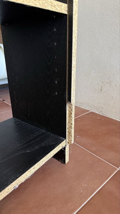 Estante de madeira preta