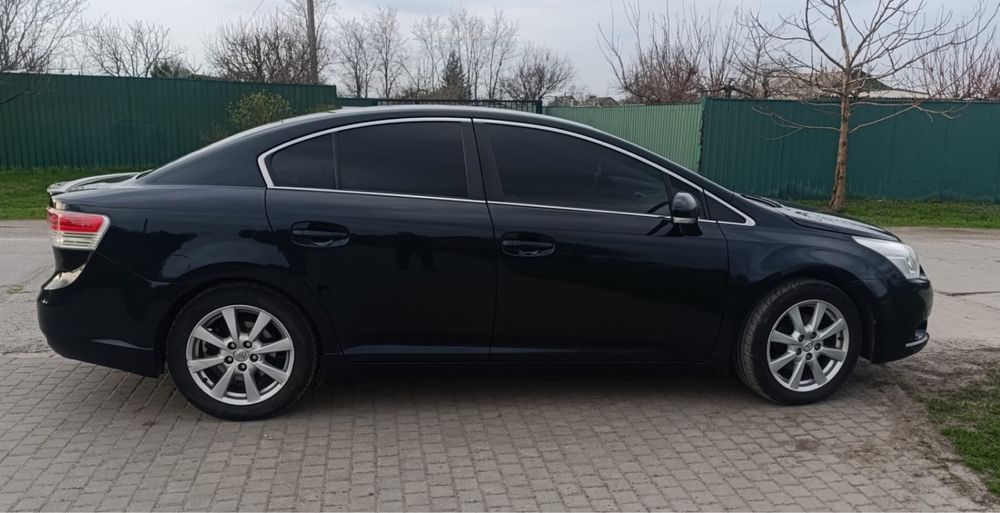 Tayota avensis 2011