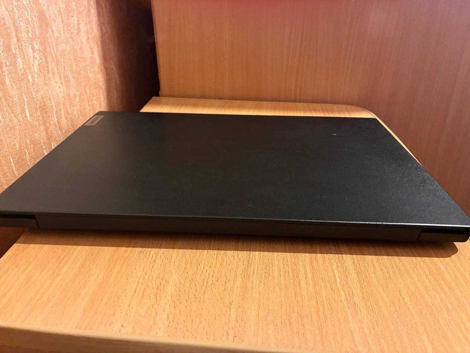 Lenovo V15 82TV