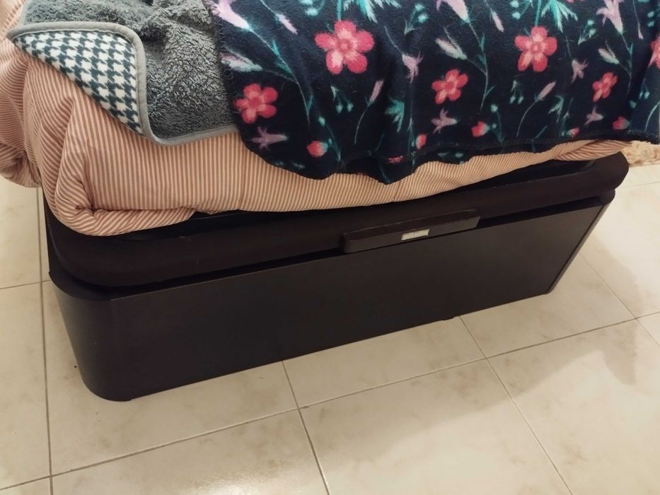 Cama solteiro com colchão e arrumação