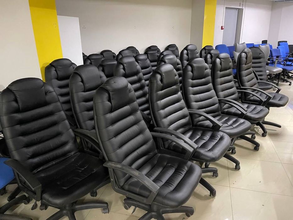 офісні меблі столи крісла тумби