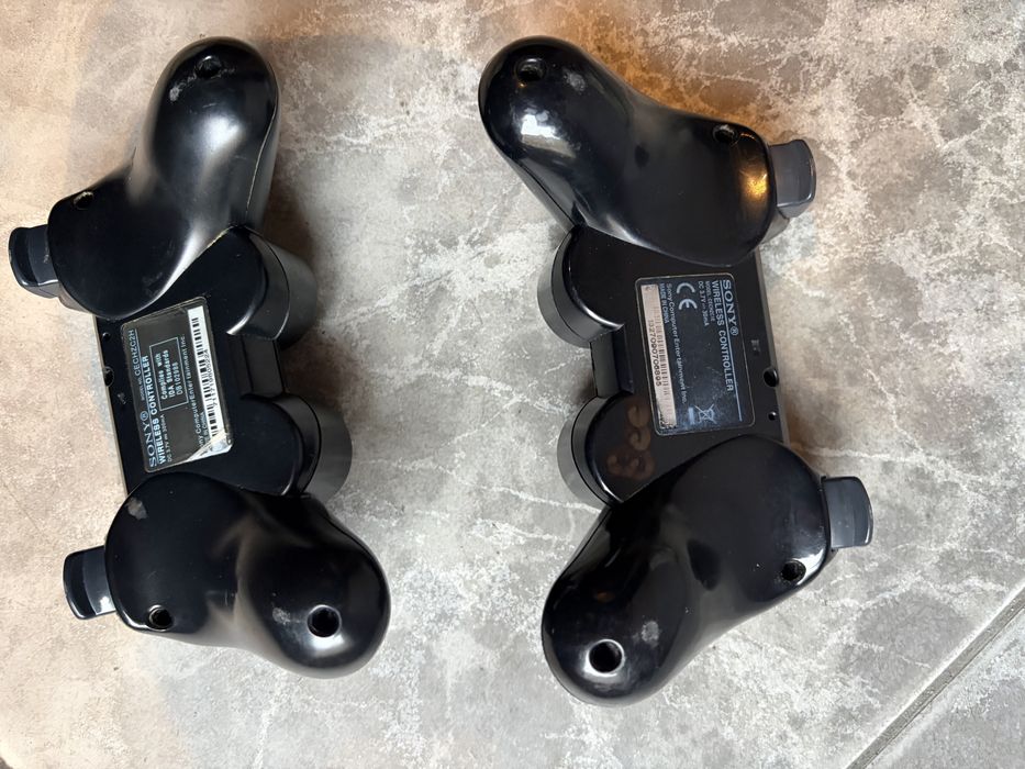 Dwa pady Sony ps3 nie ładują się.